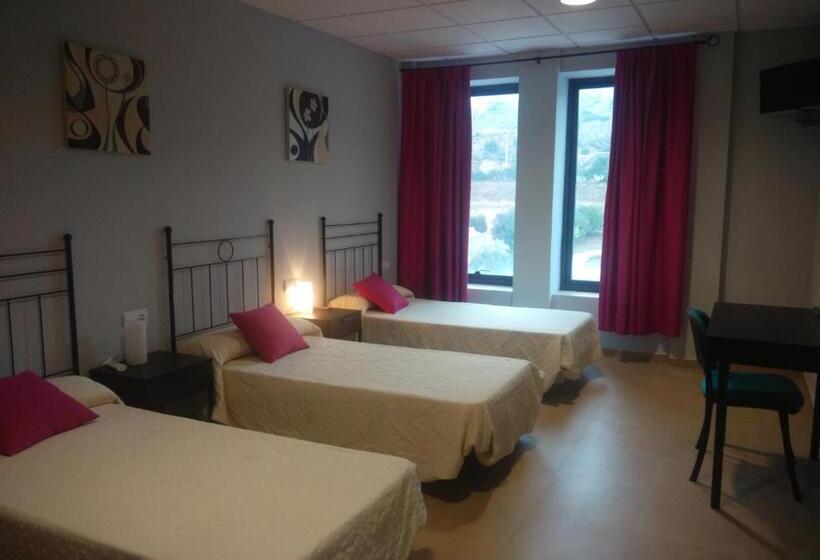 Номер Стандарт Трехместный, Hostal La Molina