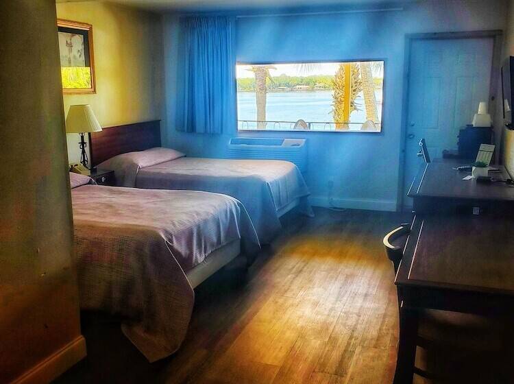 스탠다드 룸 더블 침대 2개, The Port Hotel And Marina