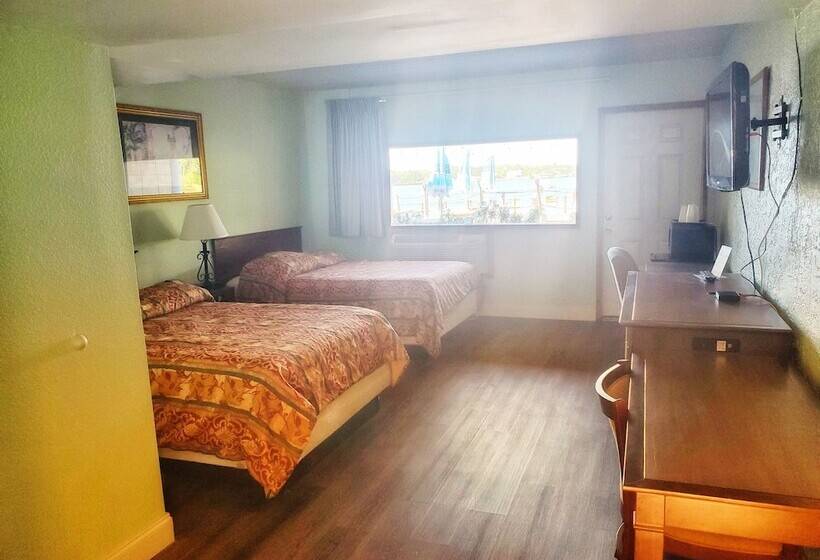 스탠다드 룸 더블 침대 2개, The Port Hotel And Marina