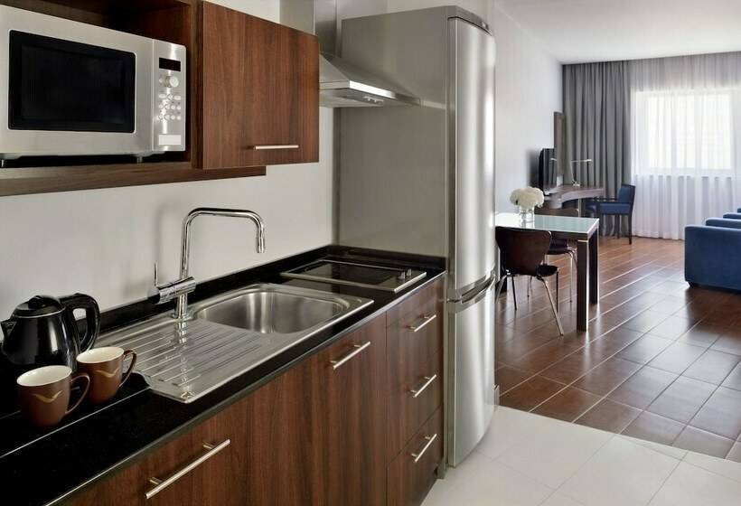 Deluxe Room, Mövenpick Hotel Apartments Al Mamzar Dubai