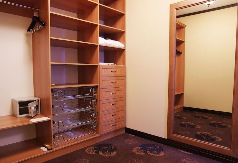 سوئیت پرزیدنت, Park Hotel Golosievo
