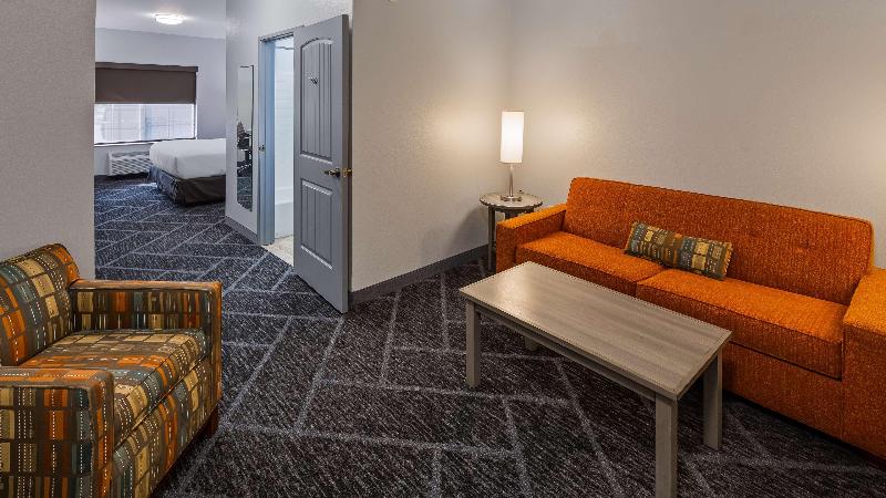 מיטת קינג בסוויטה, Best Western Plus Appleton Airport Mall