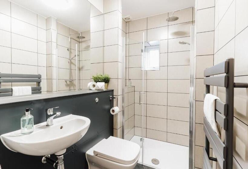 استودیوی لوکس, Prime Suites Lytham