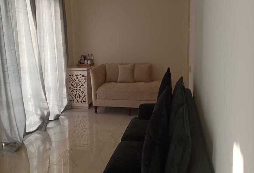 سوئیت پرزیدنت, Lillywoods Zac Beach Resort, Calangute