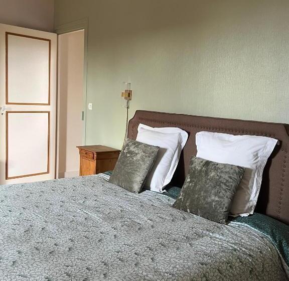 Family Suite, Les Chambres D Omaha Beach Etablissement Avec Deux Chambres D Hôtes, Petit Déjeuner Compris Fait Mai