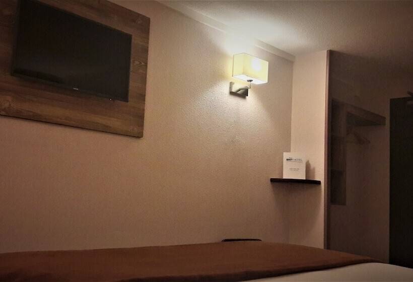 Номер Стандарт Трехместный, Brit Hotel Confort Pau Lons