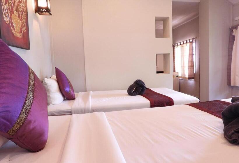 اتاق خانوادگی با چشم‌انداز استخر, Relax Bay Resort