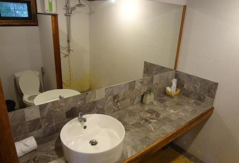اتاق خانوادگی با چشم‌انداز استخر, Relax Bay Resort
