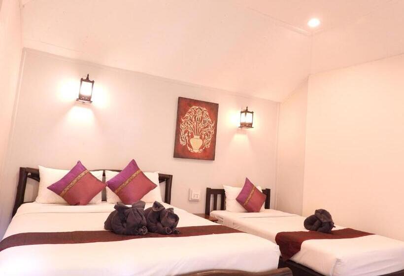 اتاق خانوادگی با چشم‌انداز استخر, Relax Bay Resort