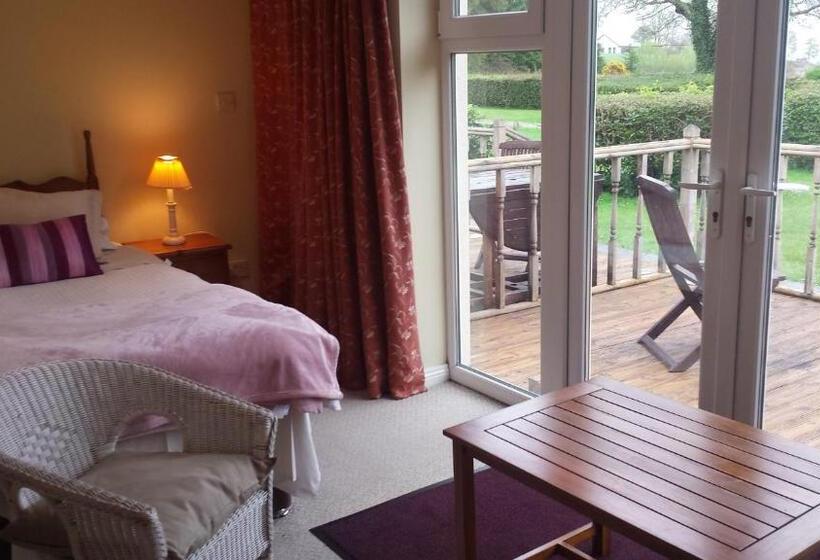 اتاق استاندارد با چشم‌انداز دریاچه, Lakeland Midsummer Lakehouse