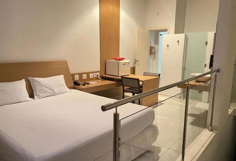 스위트 킹사이즈 침대, Motel Mediterrâneo