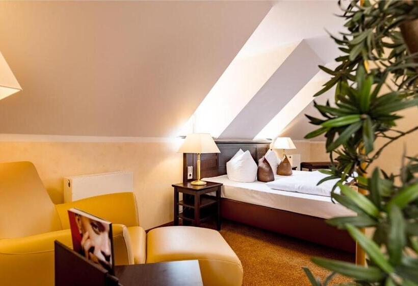 带园景的小型套房, Burghotel Staufeneck
