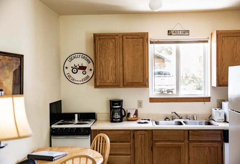 스탠다드 스튜디오, Rocky Mountain Inn