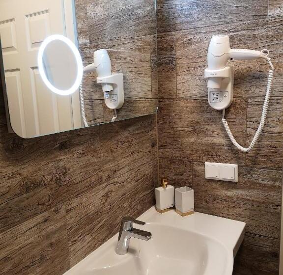 Полулюкс Повышенной Комфортности, Aparthotel Goldener Hahn Apartments