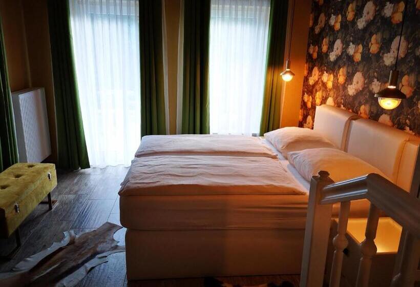 Полулюкс Повышенной Комфортности, Aparthotel Goldener Hahn Apartments