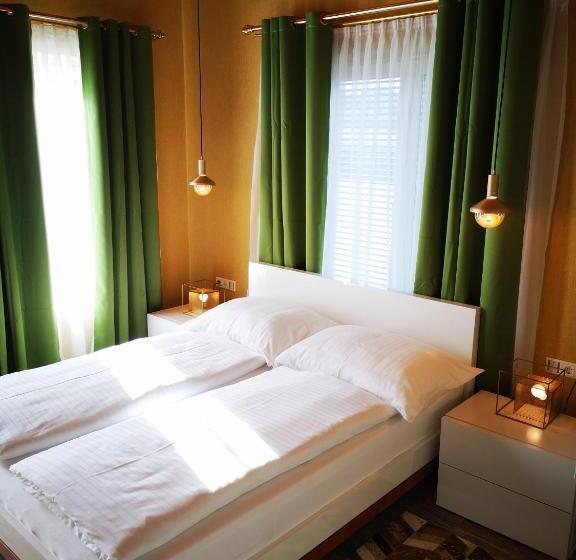 Люкс Повышенной Комфортности, Aparthotel Goldener Hahn Apartments