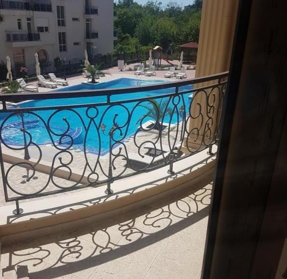 Апартаменты 1 Спальня Вид на Бассейн, Flora Beach Private