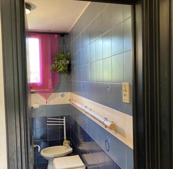 スタンダード４人部屋, Oasi Del Cuore   Due Graziose Camere Con Vista Mare A 7 Min Dal Mare Di Castiglioncello