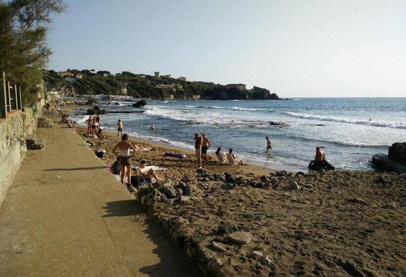 Triple Room Sea View, Oasi Del Cuore   Due Graziose Camere Con Vista Mare A 7 Min Dal Mare Di Castiglioncello