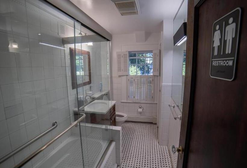 اتاق استاندارد با سرویس بهداشتی مشترک, Guesthouse