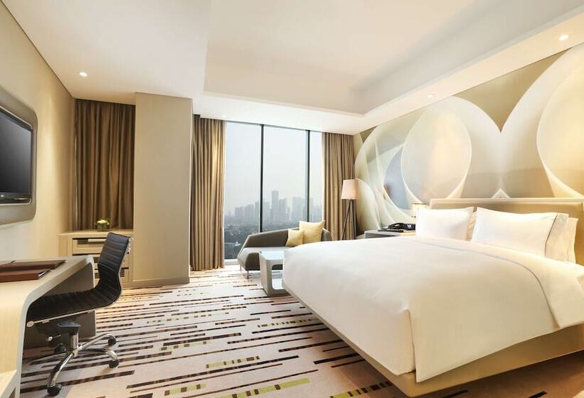 带大床的豪华间, Doubletree By Hilton Jakarta   Diponegoro