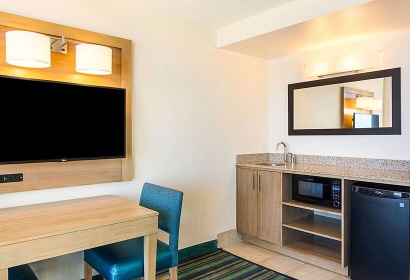 سوییت, Comfort Suites Beachfront