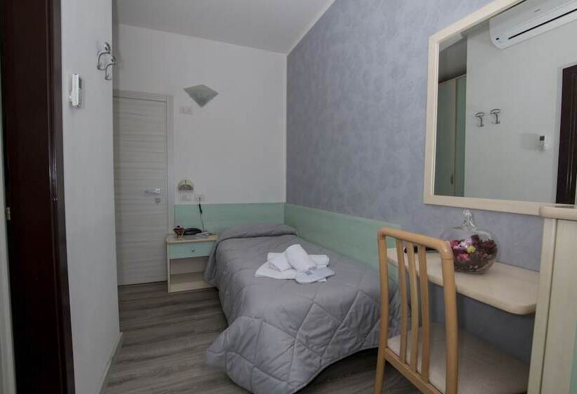 Quarto Estandar Individual, Zanarini In Centro A Riccione