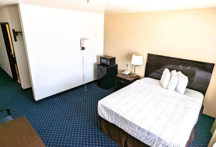 Номер Стандарт Индивидуальный, Fairbridge Inn & Suites Canadian