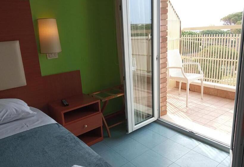 اتاق استاندارد چهار تخته با چشم‌انداز دریا, Helios Beach