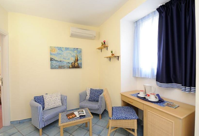Полулюкс, Sharon House