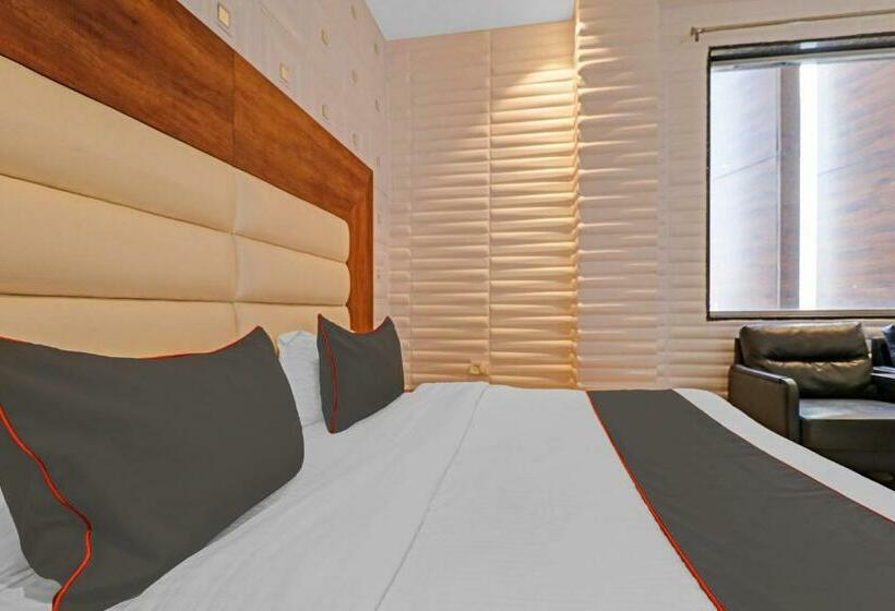اتاق لوکس سه تخته, Collection O Hotel Moon