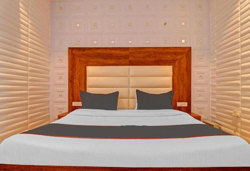 اتاق لوکس سه تخته, Collection O Hotel Moon