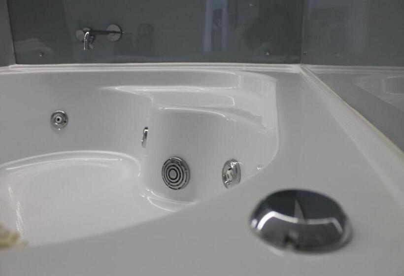 اتاق استاندارد با وان آب گرم, Zaro Suites B&b