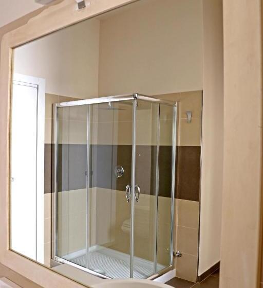 اتاق سه‌نفرۀ استاندارد با سرویس بهداشتی بیرون از اتاق, App9   Rooms And Apartments