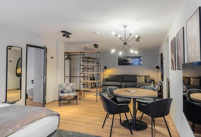 استودیوی استاندارد, Alpine Inn Davos