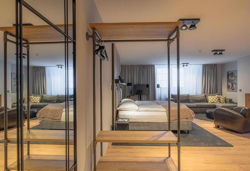 استودیوی استاندارد, Alpine Inn Davos
