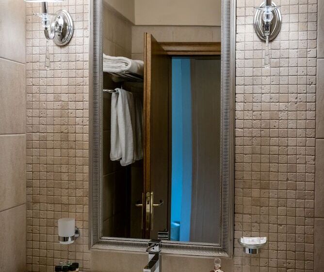 Quarto Familiar, Achtis