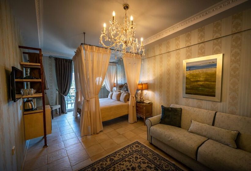Quarto Familiar, Achtis