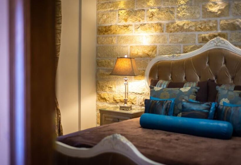 Family Suite, Achtis
