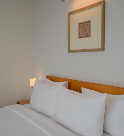 Номер Deluxe, The Capital Hotel Surabaya