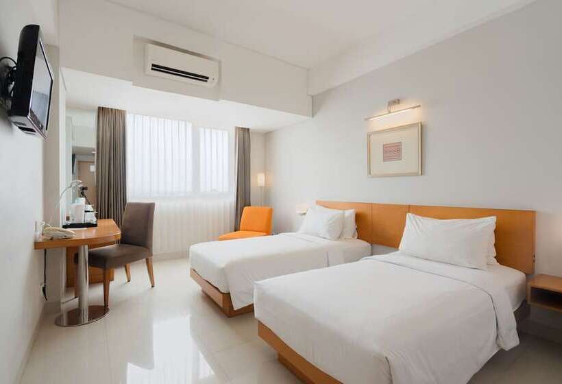Номер Deluxe, The Capital Hotel Surabaya