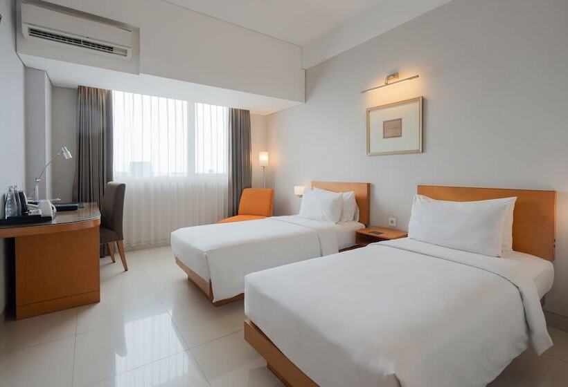 Номер Deluxe, The Capital Hotel Surabaya