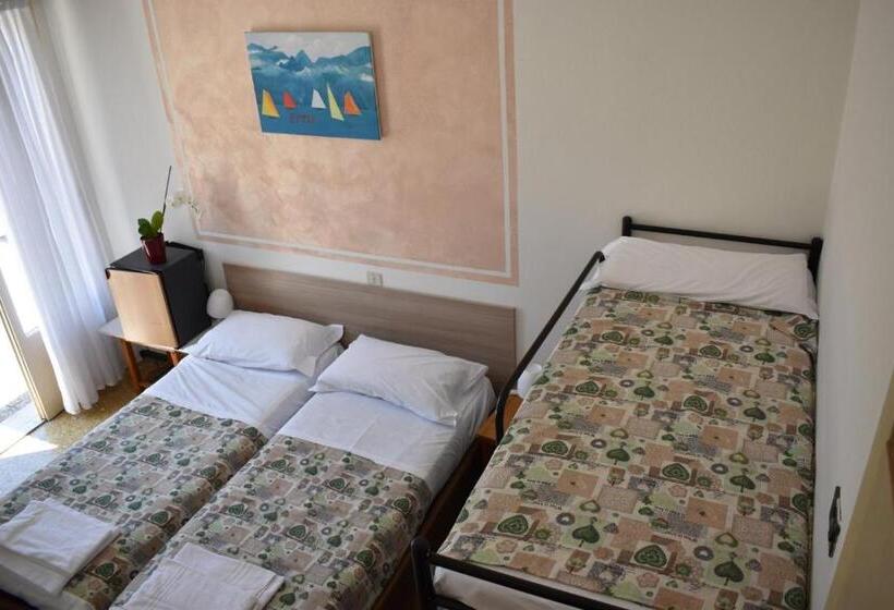 اتاق استاندارد سه تخته با سرویس بهداشتی مشترک, Villa Emma