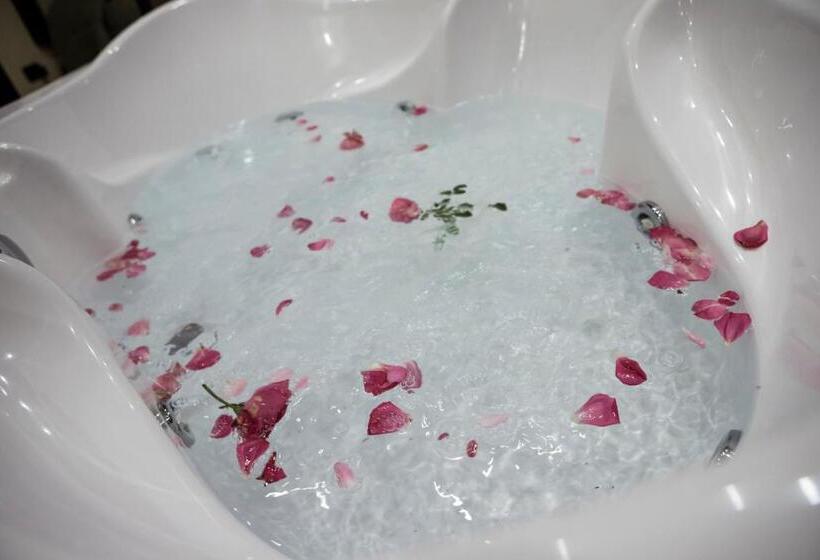 سوئیت با وان آب گرم, Manhattan Village