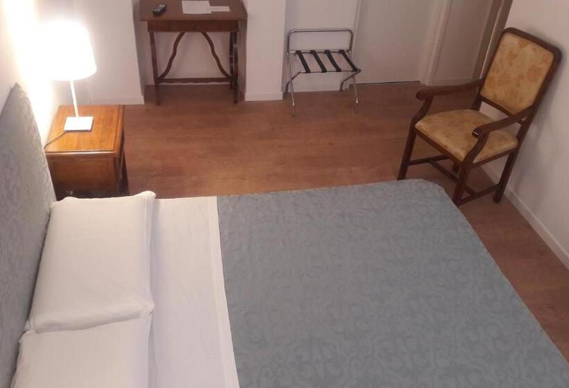 اتاق استاندارد سه نفره, Il Grifo Camere E Suites