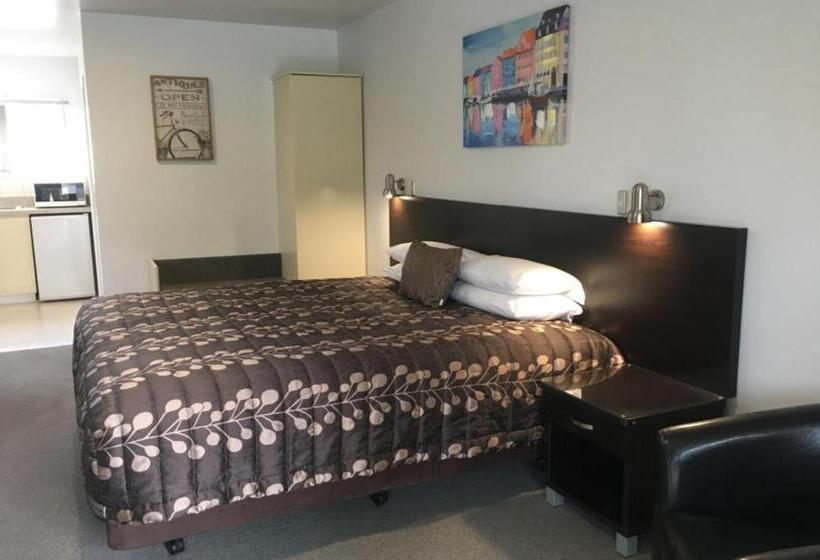 스탠다드 스튜디오, Colonial Manor Motel