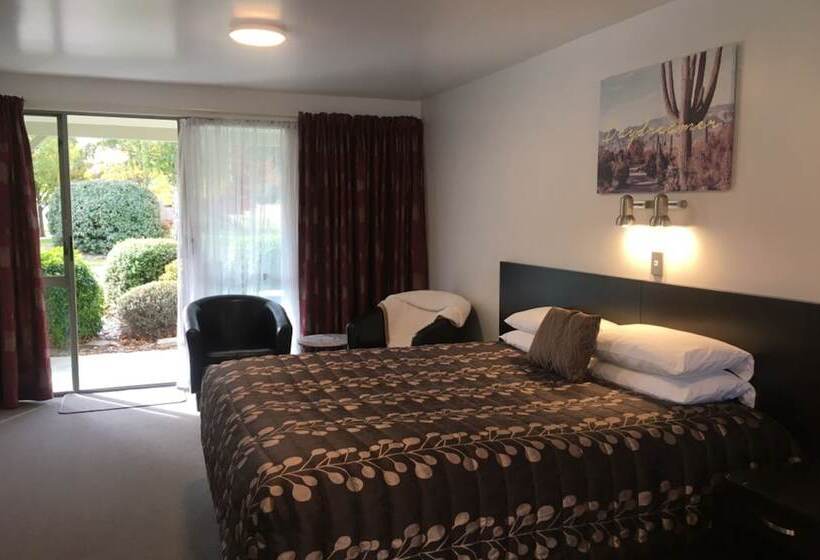 스탠다드 스튜디오, Colonial Manor Motel