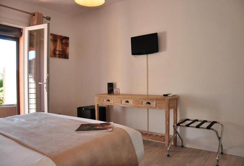 غرفة كمفورت مع تراس, Hôtel De La Vierge Noire