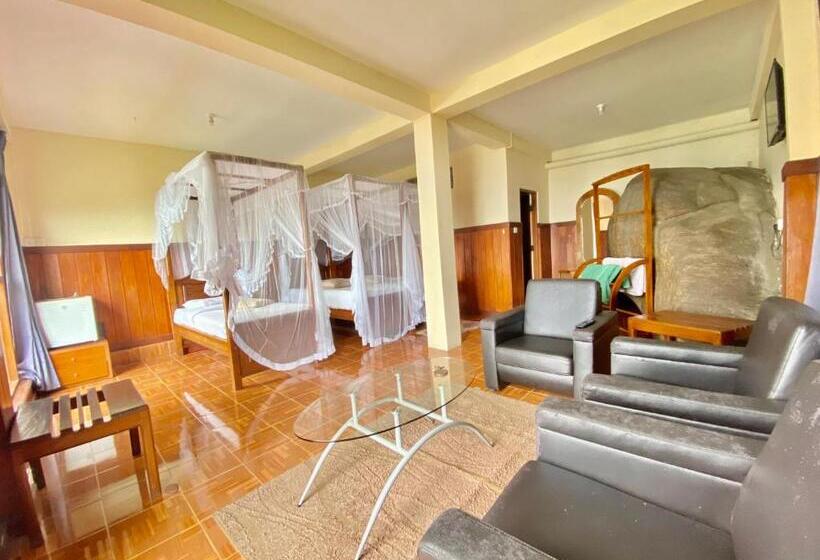 اتاق لوکس سه تخته, Srilak View Holiday Inn