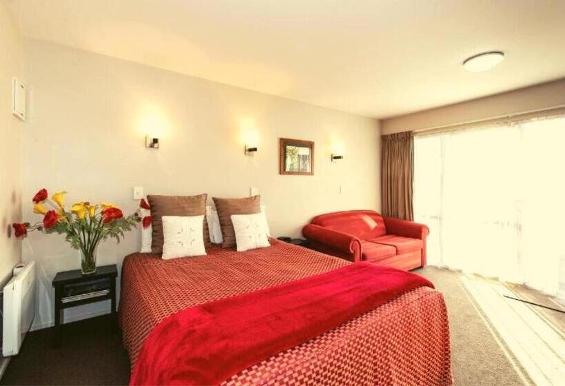 Студия Стандарт, Cranford Oak Motel